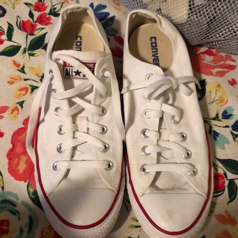 Tennis shoes
